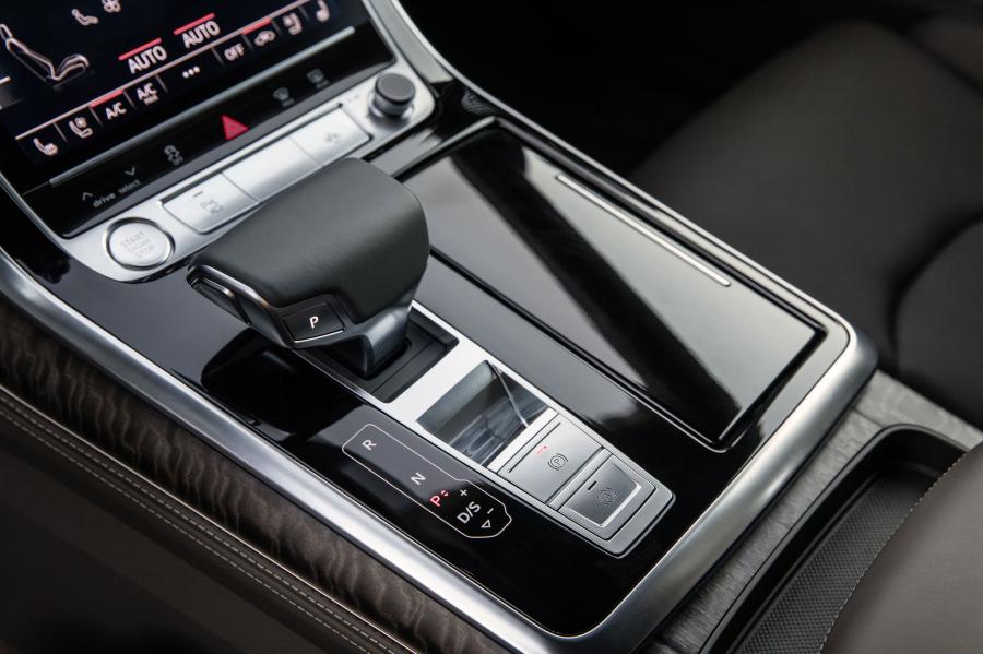 Детали интерьера Audi Q8 55 TFSI Quattro 2018 года  (WW) (фото 12 из 42)